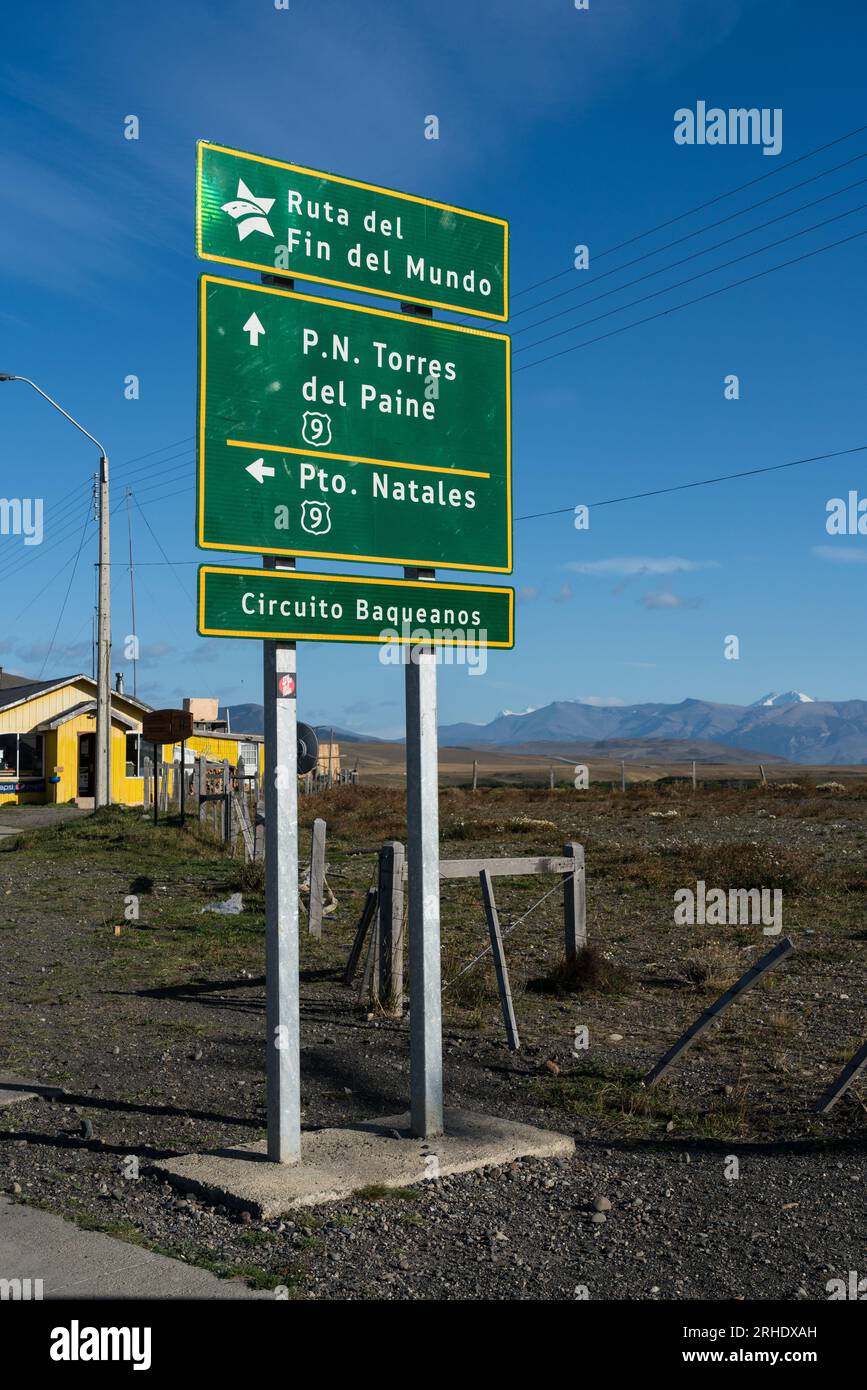 Un cartello stradale in Cile per la Ruta del fin del Mundo, o la Route to the End of the World, che porta alla punta del Sud America. Foto Stock