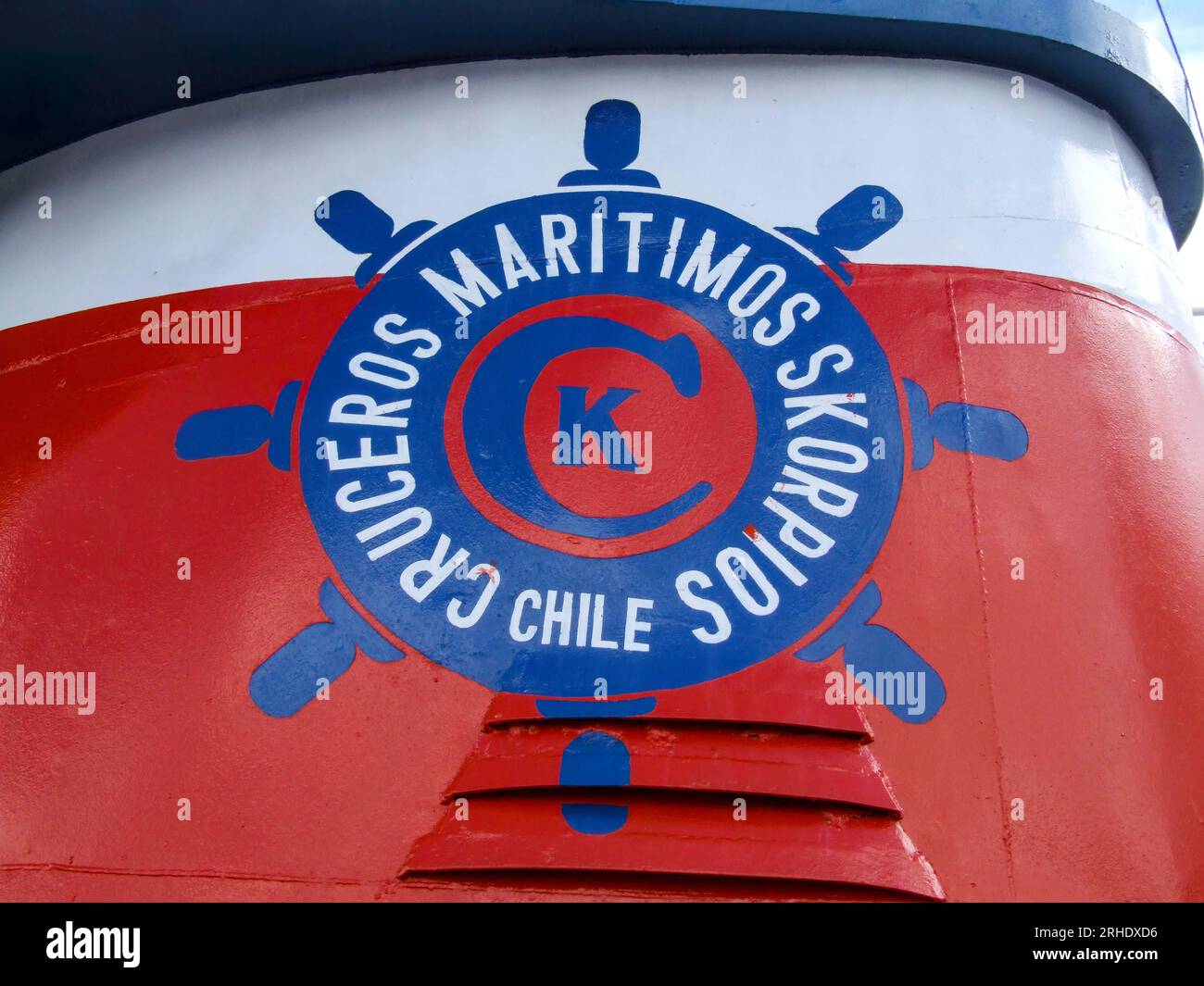 Il logo dell'azienda dipinto sulla pila di fumo della MV Skorpios i durante una crociera verso il ghiacciaio San Rafael in Cile. Foto Stock