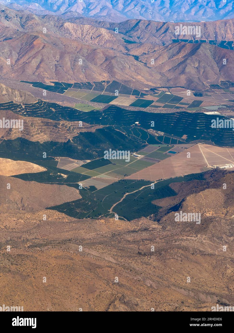 Vista aerea dei vigneti e dei frutteti ai piedi della catena costiera cilena, Llay-Llay, regione di Valparaíso, Cile. Di proprietà di Desarrollo Foto Stock