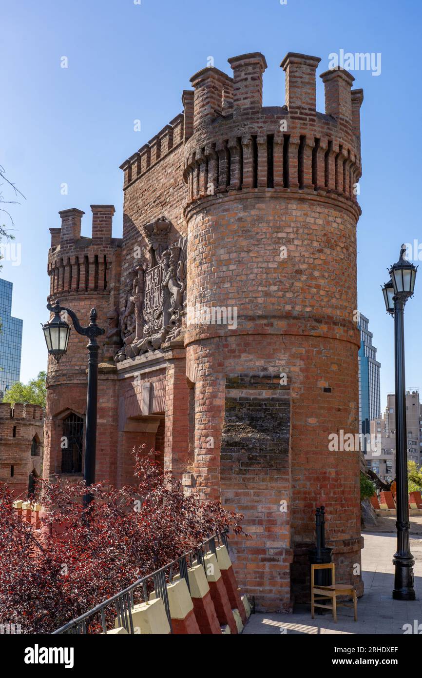 Un forte o castello difensivo costruito nel 1816 su quella che oggi è la terrazza caupolicana sul Cerro Santa Lucia a Santiago, Cile. Lo stemma reale della Spagna è o Foto Stock