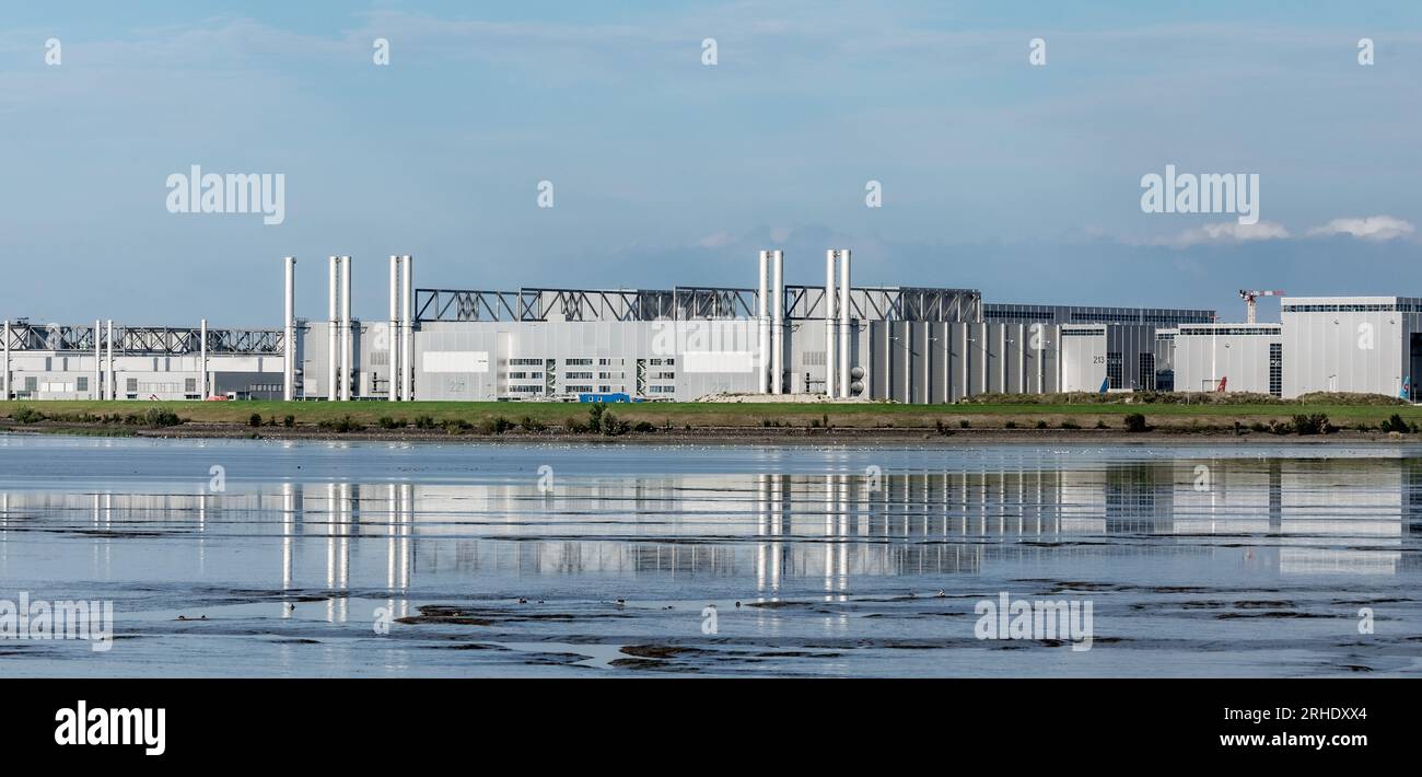 14 agosto 2023, Amburgo: Vista sul Mühlenberger Loch per le sale di assemblaggio dello stabilimento Airbus di Finkenwerder. Foto: Markus Scholz/dpa/Picture Alliance/dpa | Markus Scholz Foto Stock