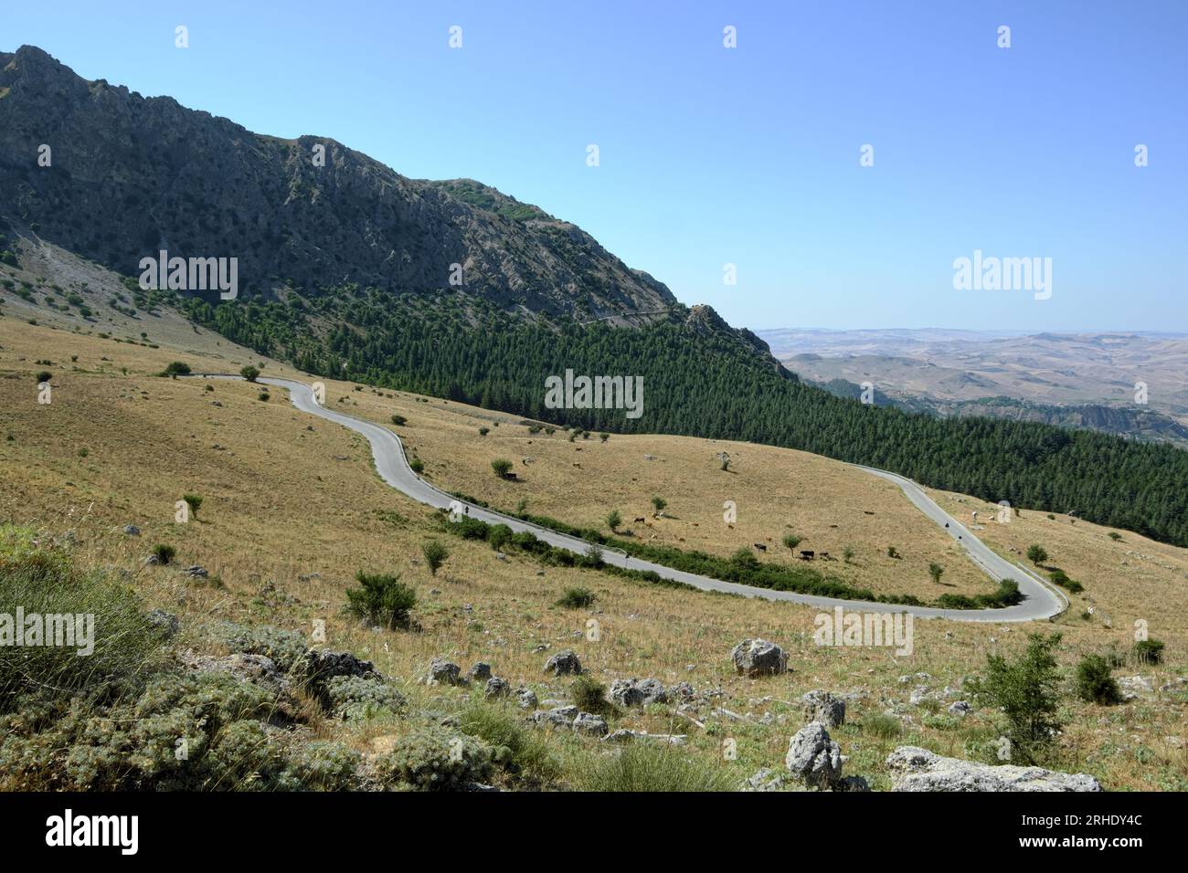 Cresta rocciosa e strada tortuosa nel Parco delle Madonie, Sicilia, Italia Foto Stock