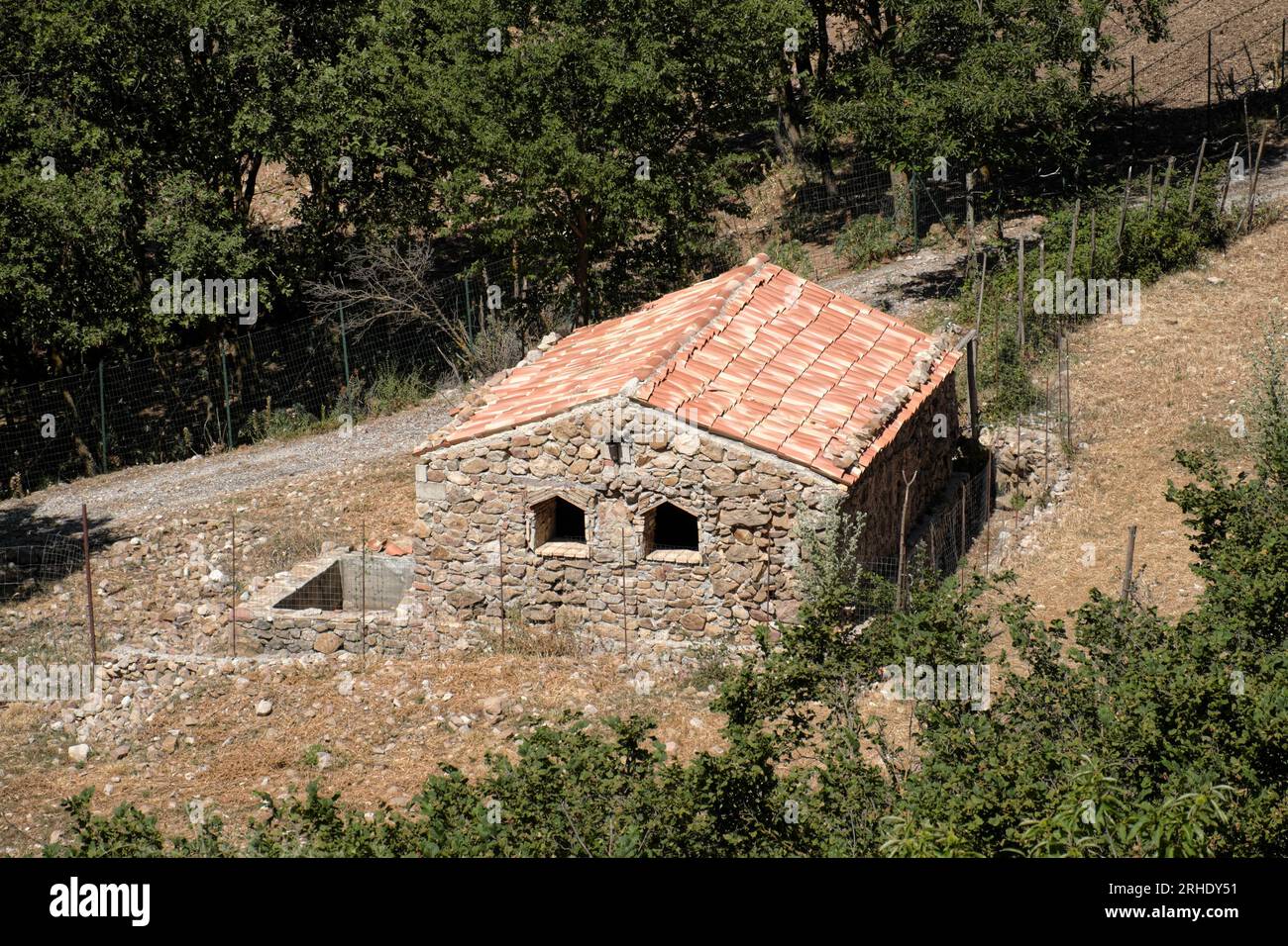 Antica tecnica costruttiva per la ricostruzione di piccola casa rurale con due finestre a forma di casa nel Parco delle Madonie, Polizzi generosa, Sicilia, Ital Foto Stock
