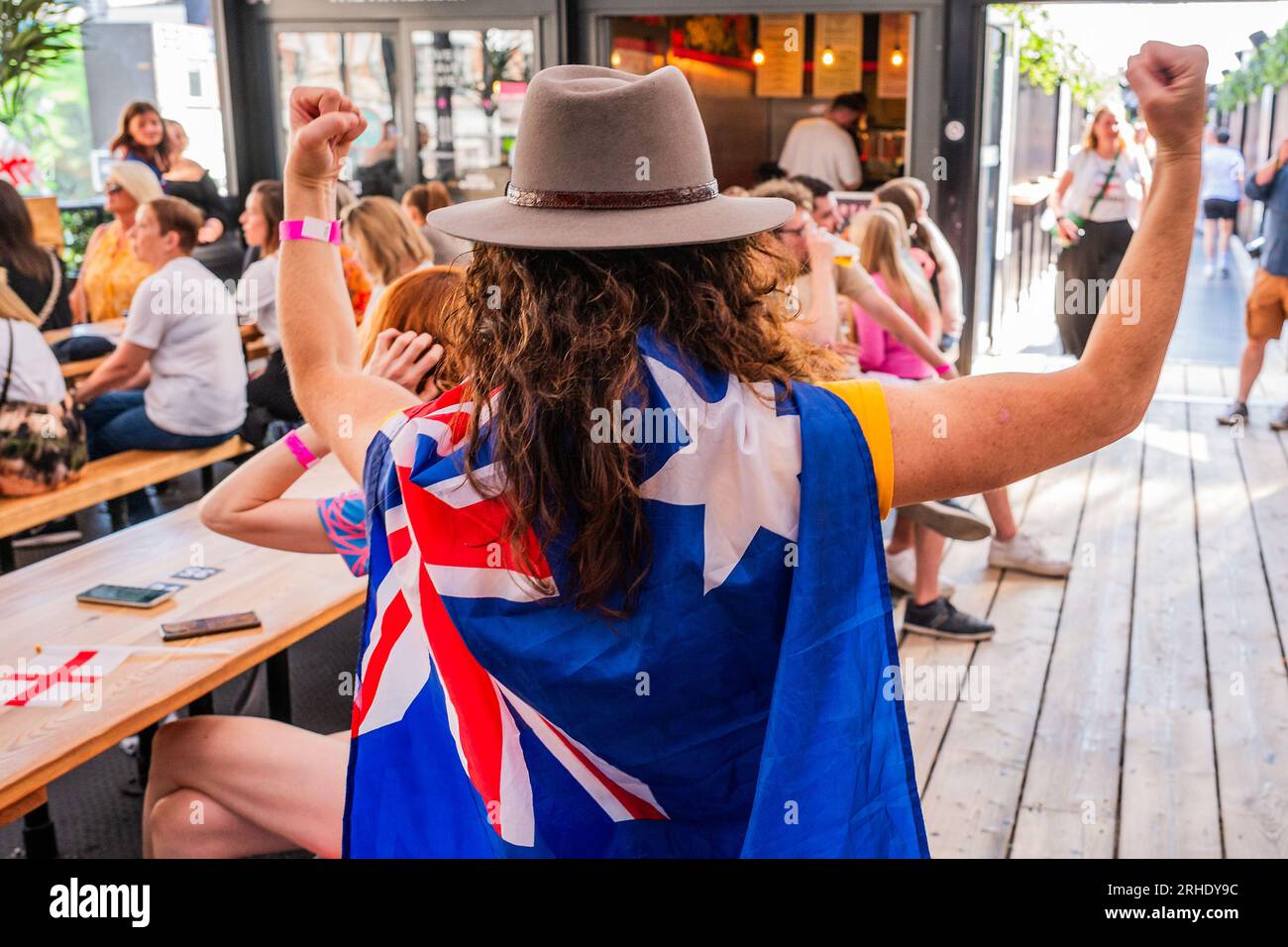 Londra, Regno Unito. 16 agosto 2023. Un tifoso di Sydney può essere in inferiorità numerica, ma compensa con passione: I tifosi del Boxpark Shoreditch a guardare le Lionesses nella semifinale della Coppa del mondo FIFA tra Inghilterra e Australia. Crediti: Guy Bell/Alamy Live News Foto Stock