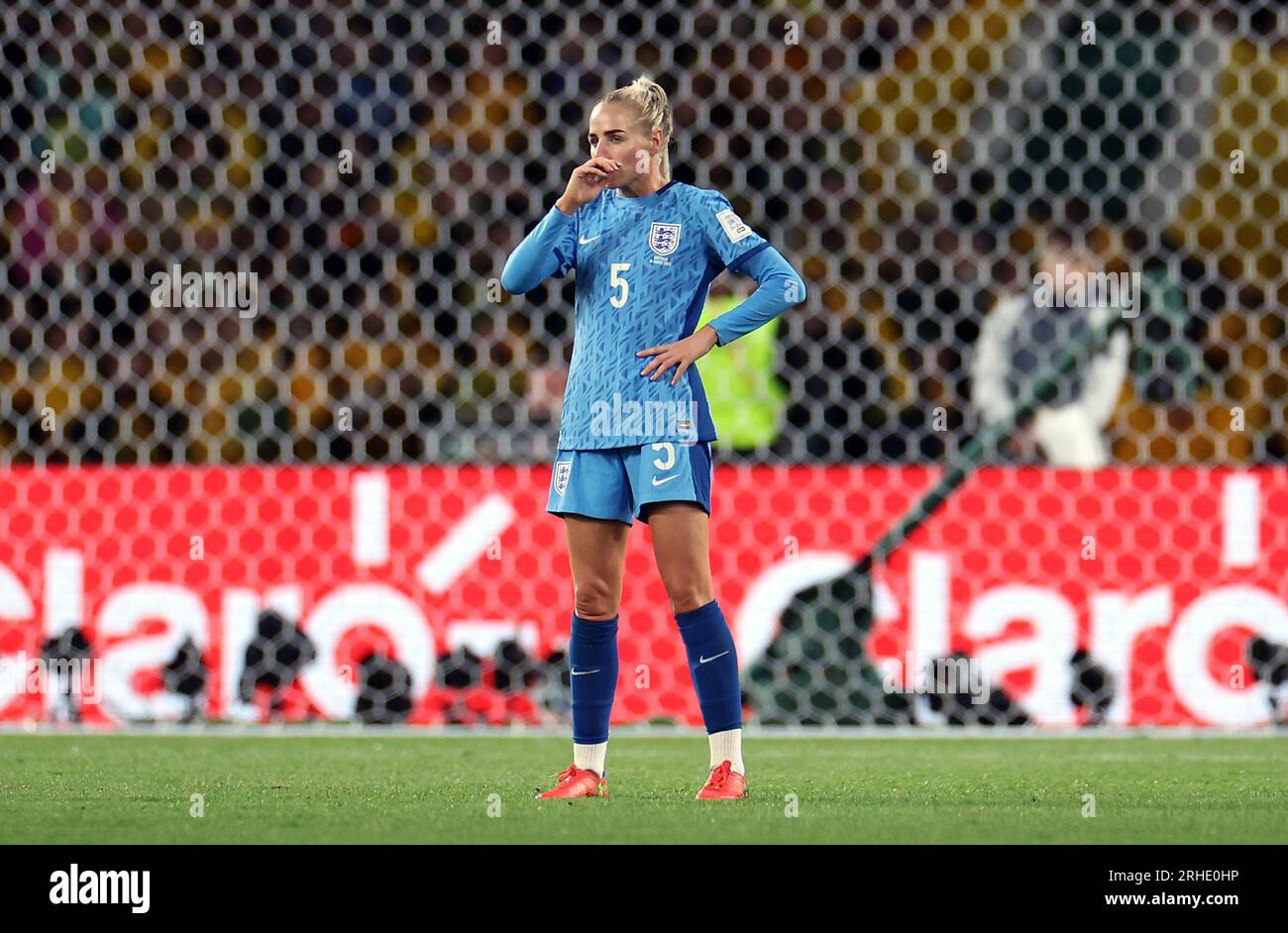 L'inglese Alex Greenwood reagisce dopo che l'australiano Sam Kerr segna