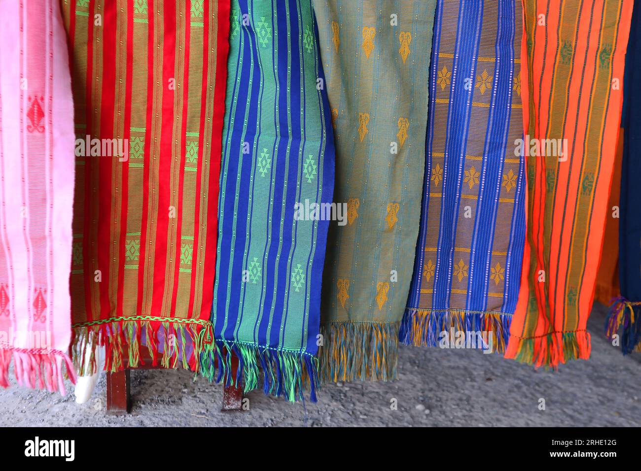 Colori e motivi di tessuti tessuti della regione orientale di Nusa Tenggara. Una saggezza locale Foto Stock