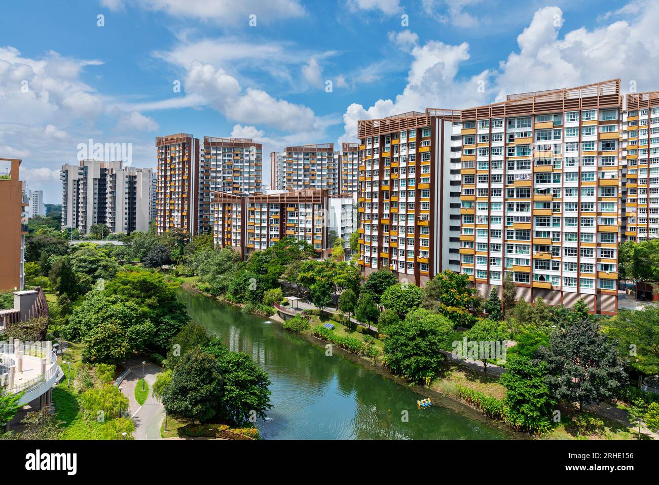 Waterway View, un complesso residenziale pubblico che si affaccia su My Waterway@Punggol a Singapore. Foto Stock