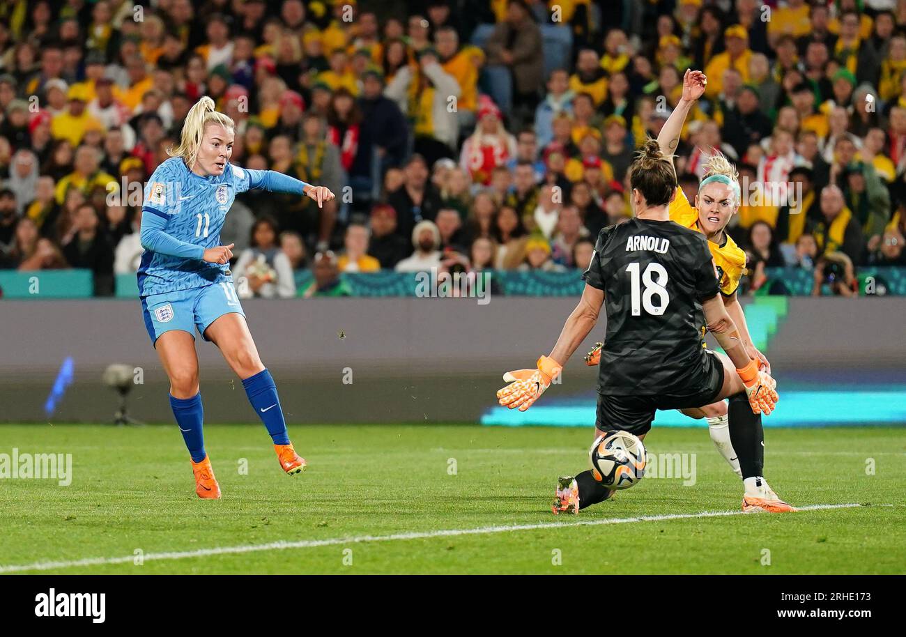 L'inglese Lauren Hemp segna il secondo gol della squadra durante la semifinale della Coppa del mondo femminile FIFA allo Stadium Australia di Sydney. Data foto: Mercoledì 16 agosto 2023. Foto Stock