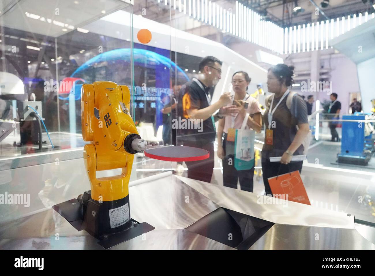 Pechino, Cina. 16 agosto 2023. Un robot intelligente gioca a ping pong alla World robot Conference 2023 a Pechino, capitale della Cina, 16 agosto 2023. Mercoledì si è aperta qui la World robot Conference 2023, che mostra i risultati più all'avanguardia e le ultime mostre del settore dei robot. Crediti: Ren Chao/Xinhua/Alamy Live News Foto Stock