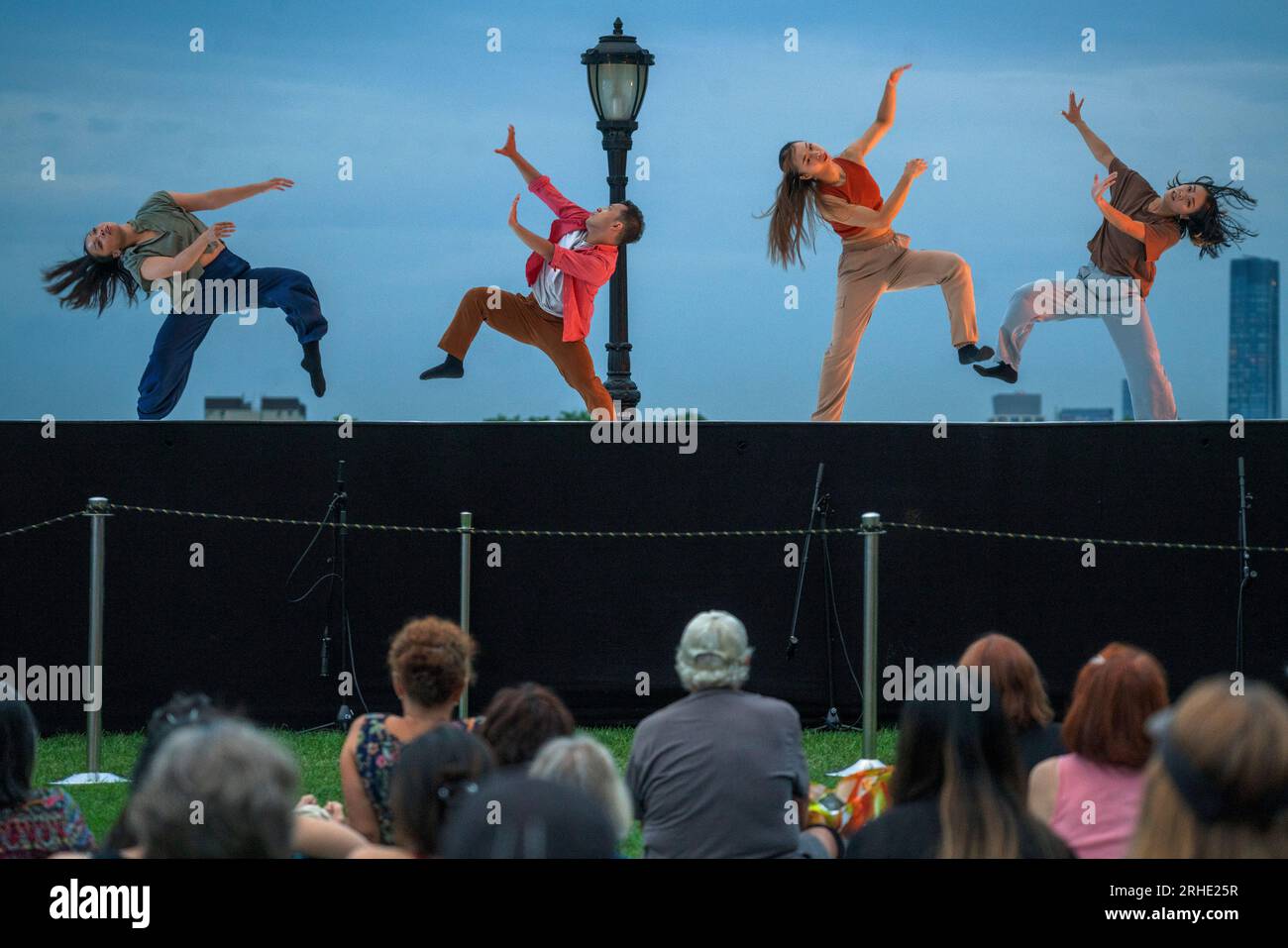 Un estratto di "Here We Root" che racconta le esperienze degli immigrati asiatici negli Stati Uniti, presentato al Battery Dance Festival del 2023 Foto Stock