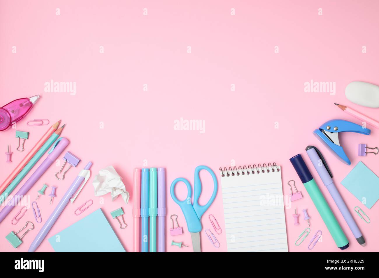 Materiale scolastico e per ufficio su sfondo rosa, vista ravvicinata Foto Stock