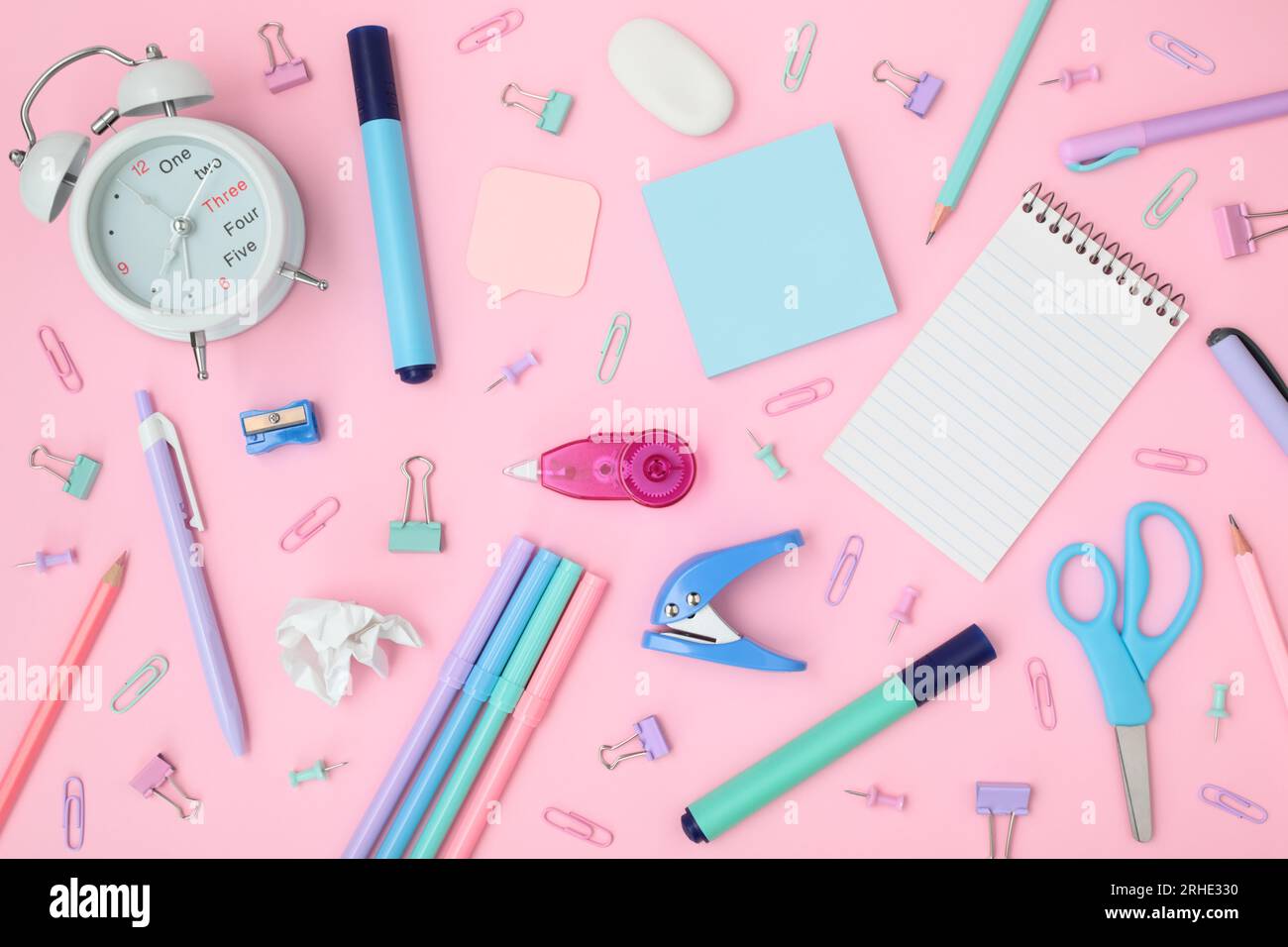 Materiale scolastico e per ufficio su sfondo rosa, vista ravvicinata Foto Stock