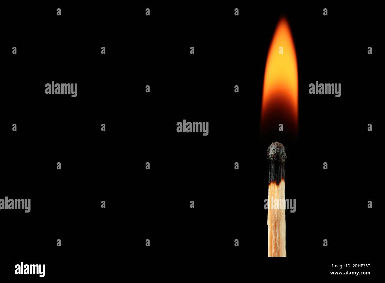 Fiammifero bruciato su sfondo nero, fuoco fiamma al buio primo piano Foto Stock