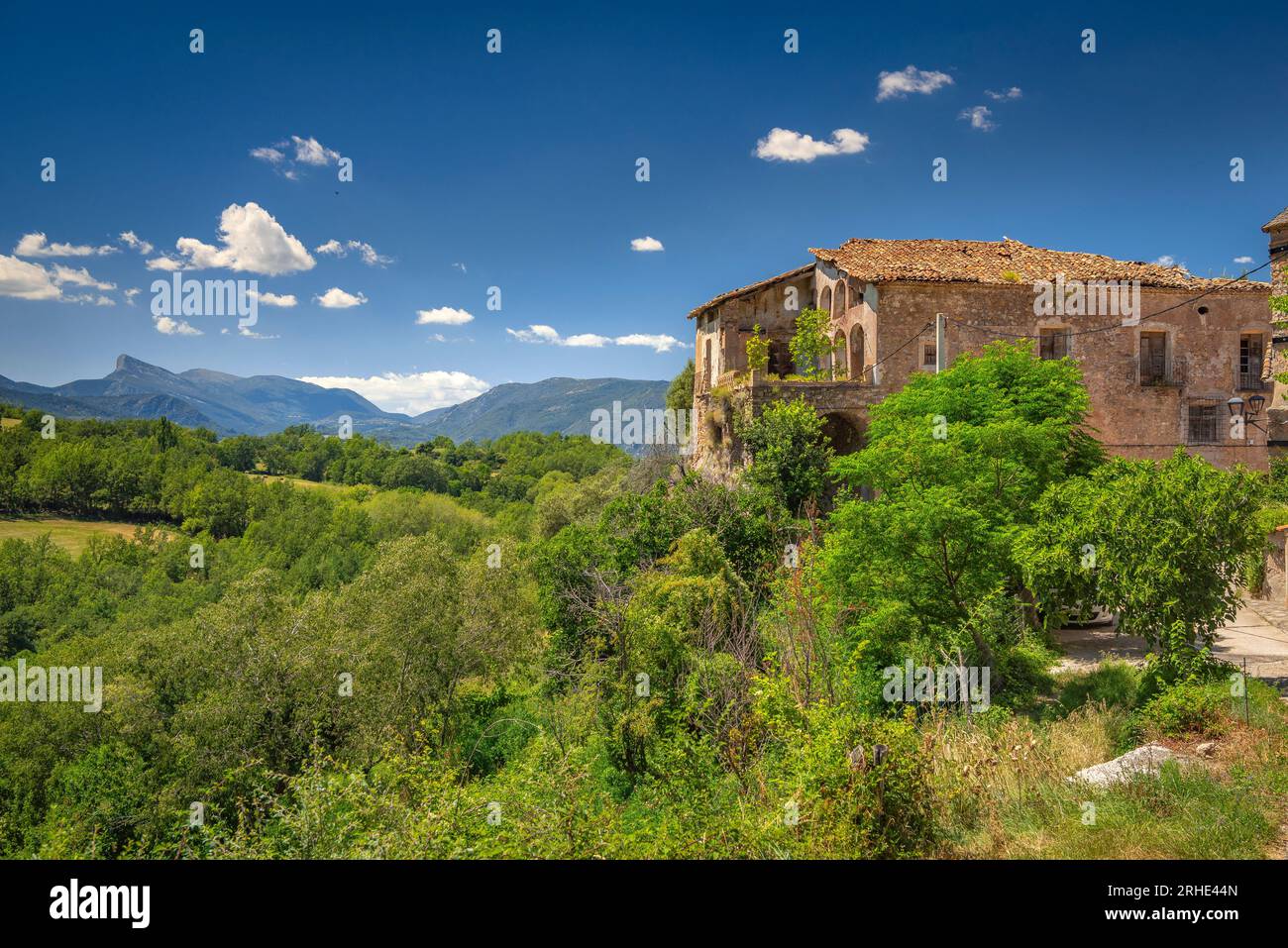 Vista dal villaggio di Mentui, a sud di Pallars Sobirà. Sullo sfondo, la catena montuosa di Sant Gervàs, in Pallars Jussà, Lleida Catalogna Spagna Foto Stock