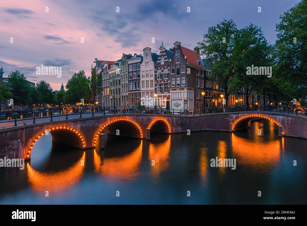 Una serata d'estate con la famosa vista all'angolo tra il Keizersgracht e Leidsegracht nel centro di Amsterdam, Paesi Bassi. Foto Stock