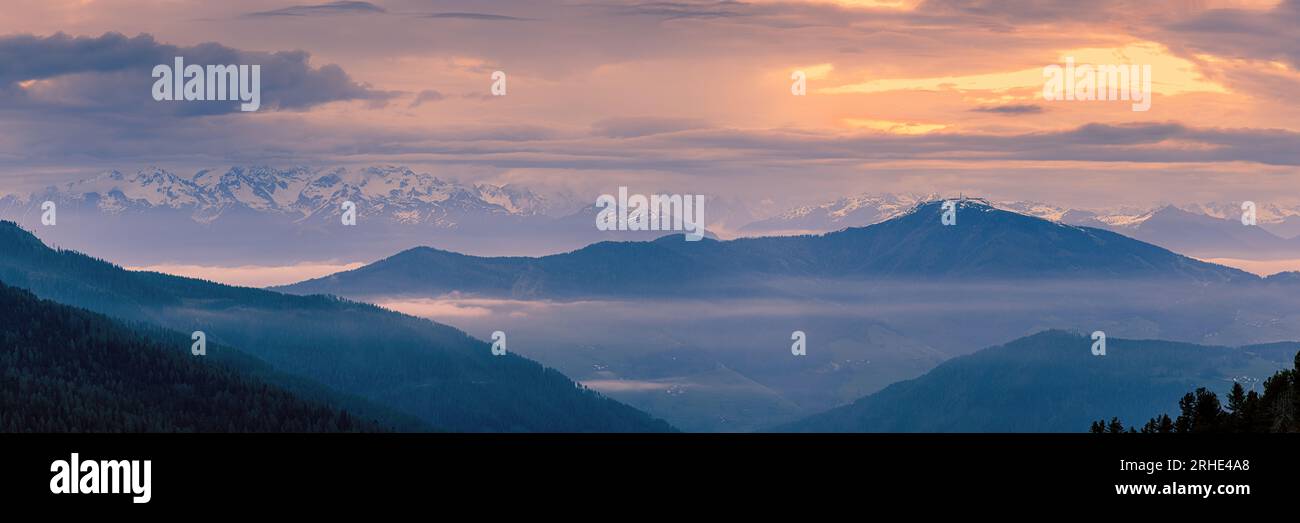 Un'ampia immagine panoramica 3:1 di un'alba nelle Dolomiti. La vista qui è fatta dal passo delle Erbe (in tedesco: Wurzjoch) a più di 2000 metri Foto Stock