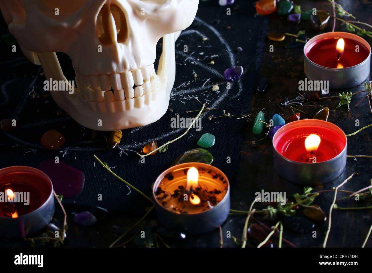 Sfondo rituale magico nero con altare magico, teschio, candele, cristalli ed erbe. Rito stregone di stregoneria e occultismo. Halloween occulto, eso Foto Stock