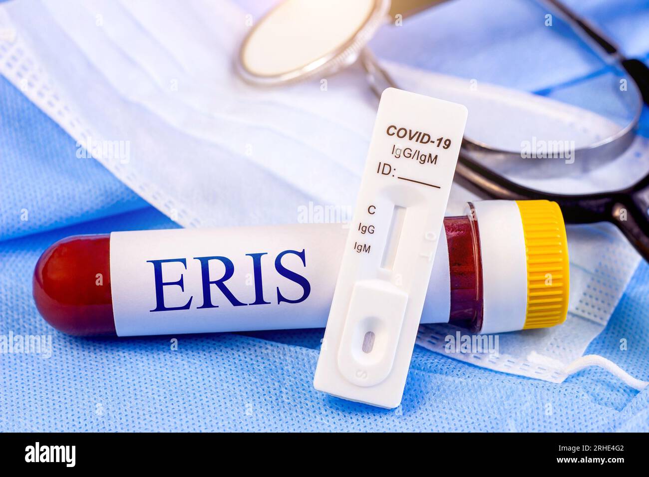 Nuova variante infettiva di Eris della malattia covid (EG.5) campione in provetta da laboratorio su sfondo chiaro. Foto Stock