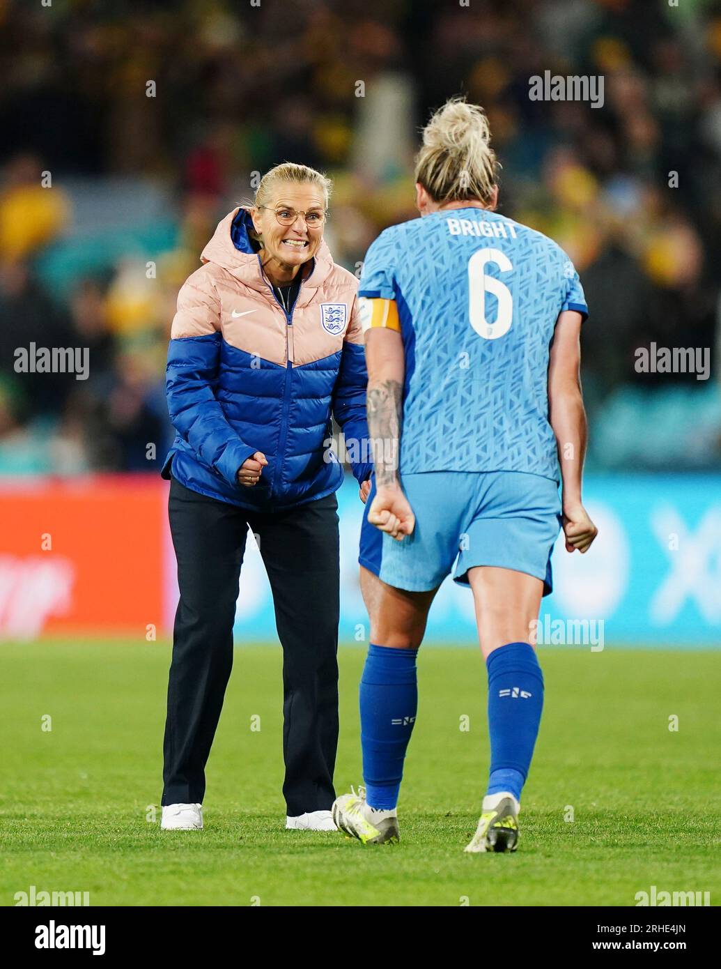 L'allenatore dell'Inghilterra Sarina Wiegman festeggia con Millie Bright dopo la partita di semifinale della Coppa del mondo femminile FIFA allo Stadium Australia, Sydney. Data foto: Mercoledì 16 agosto 2023. Foto Stock