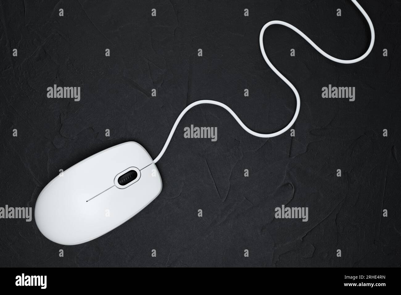 Moderno mouse per computer cablato bianco su sfondo nero. Concetto di tecnologia informatica Foto Stock