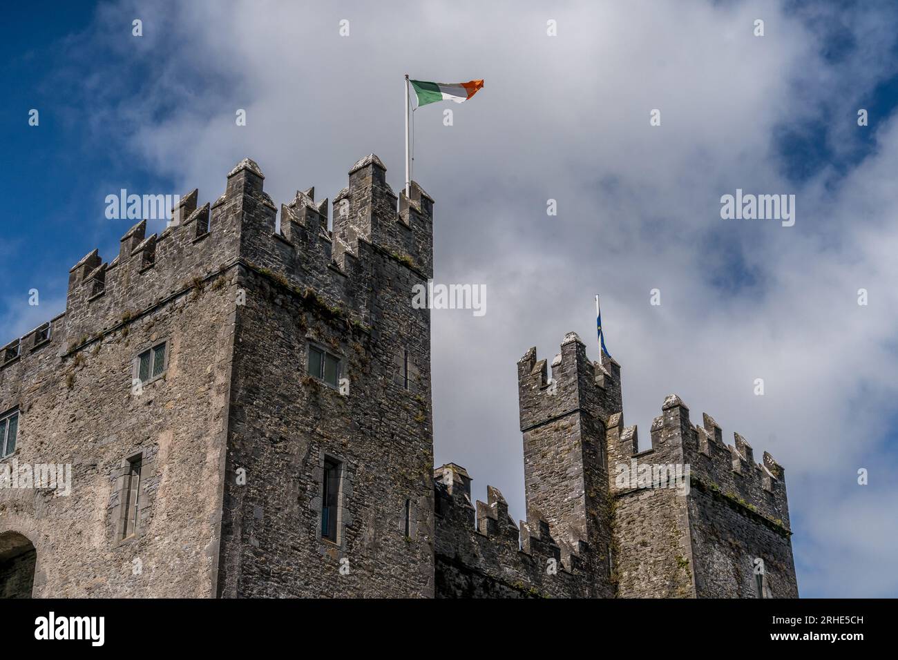 Vista aerea del castello di Bunratty, grande torre del XV secolo nella contea di Clare, in Irlanda, a guardia dell'attraversamento sul fiume Ralty prima che raggiunga Foto Stock