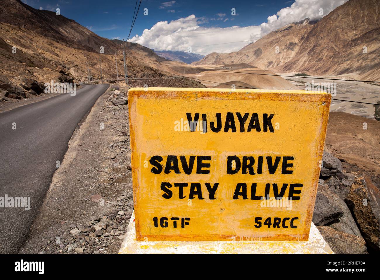 India, Ladakh, Nubra Valley, Khalsar, cartello Safe Drive Stay Alive Foto Stock