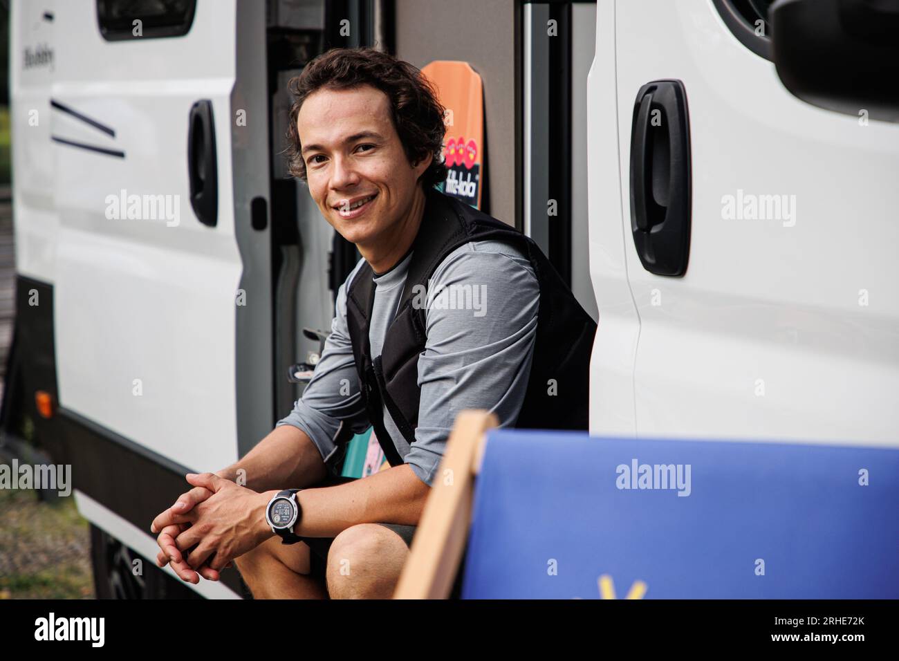 16.08.2023. Duisburg. Der Weltklasse-Wakeboarder Nico von Lerchenfeld ist begeisterter Caravaner und zeigt auf der Wasserskit-Anlage Duisburg-Wedau ei Foto Stock