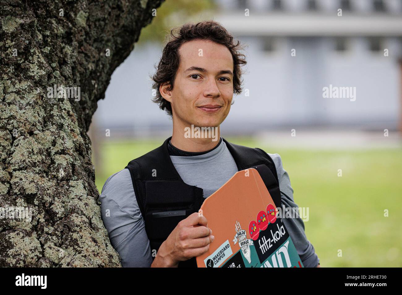 16.08.2023. Duisburg. Der Weltklasse-Wakeboarder Nico von Lerchenfeld ist begeisterter Caravaner und zeigt auf der Wasserskit-Anlage Duisburg-Wedau ei Foto Stock