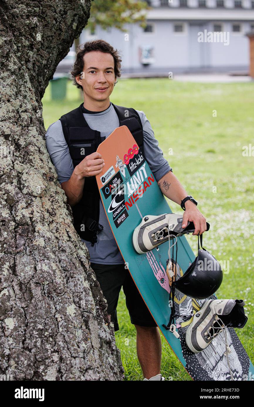 16.08.2023. Duisburg. Der Weltklasse-Wakeboarder Nico von Lerchenfeld ist begeisterter Caravaner und zeigt auf der Wasserskit-Anlage Duisburg-Wedau ei Foto Stock
