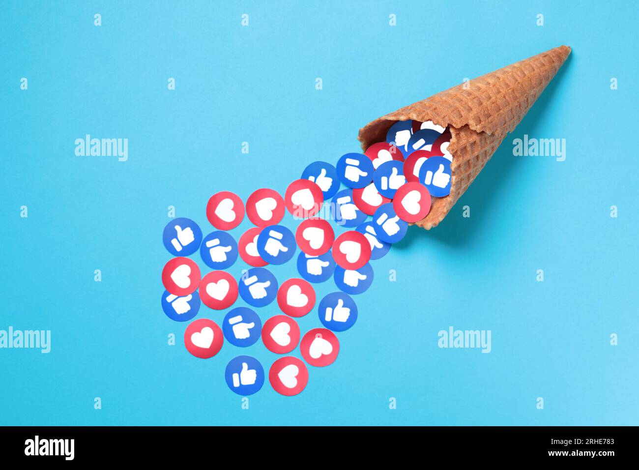 Kiev, Ucraina - 15 agosto 2022: Facebook Likes scattered from waffle Cone, su sfondo blu Foto Stock