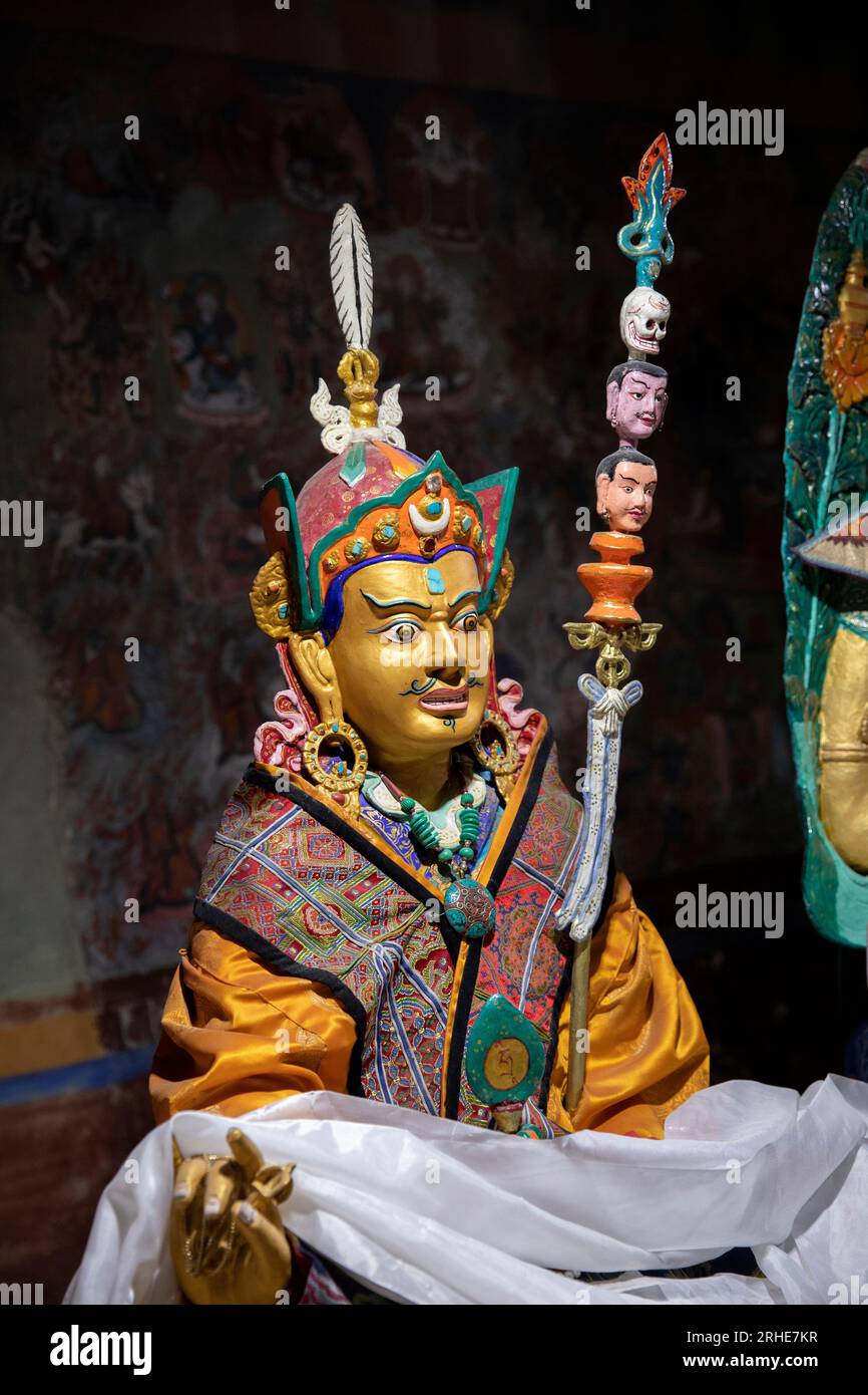 India, Ladakh, Leh Valley, Thiksey Gompa, Guru Rinpoche o Padmasambhava statue in un tempio scavato nella roccia Foto Stock