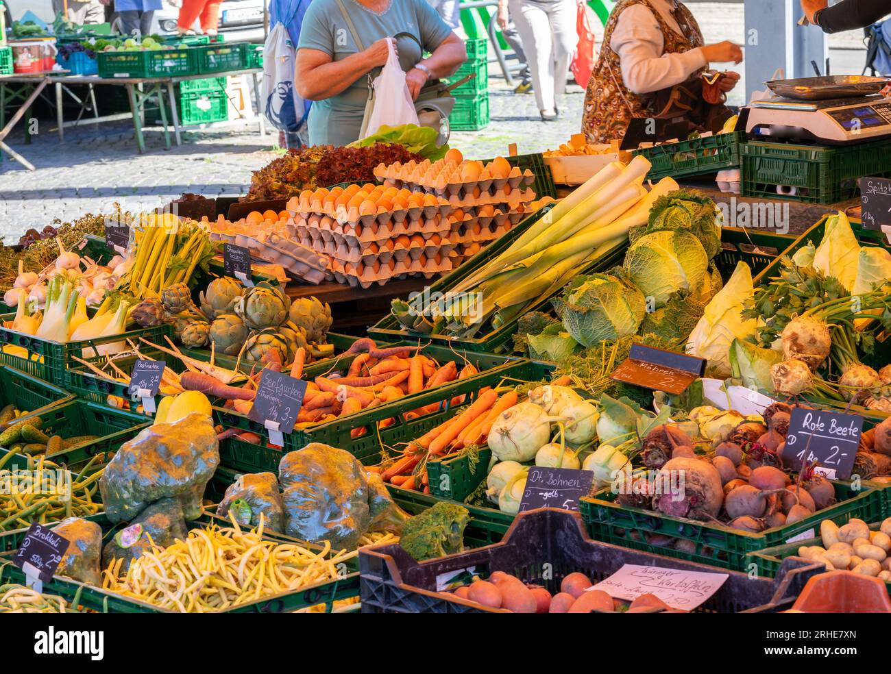 paese di mercato con frutta e verdura Foto Stock
