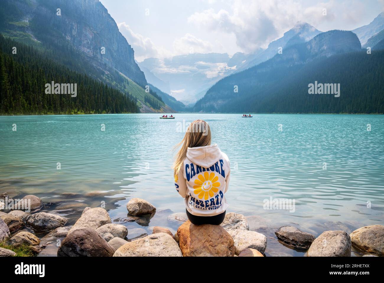 Ragazza che indossa una felpa Canmore, Lake Louise Beautiful Nature and Tranquility Banff National Park, Canadian Rockies, Alberta, Canada. Banff Nationa Foto Stock