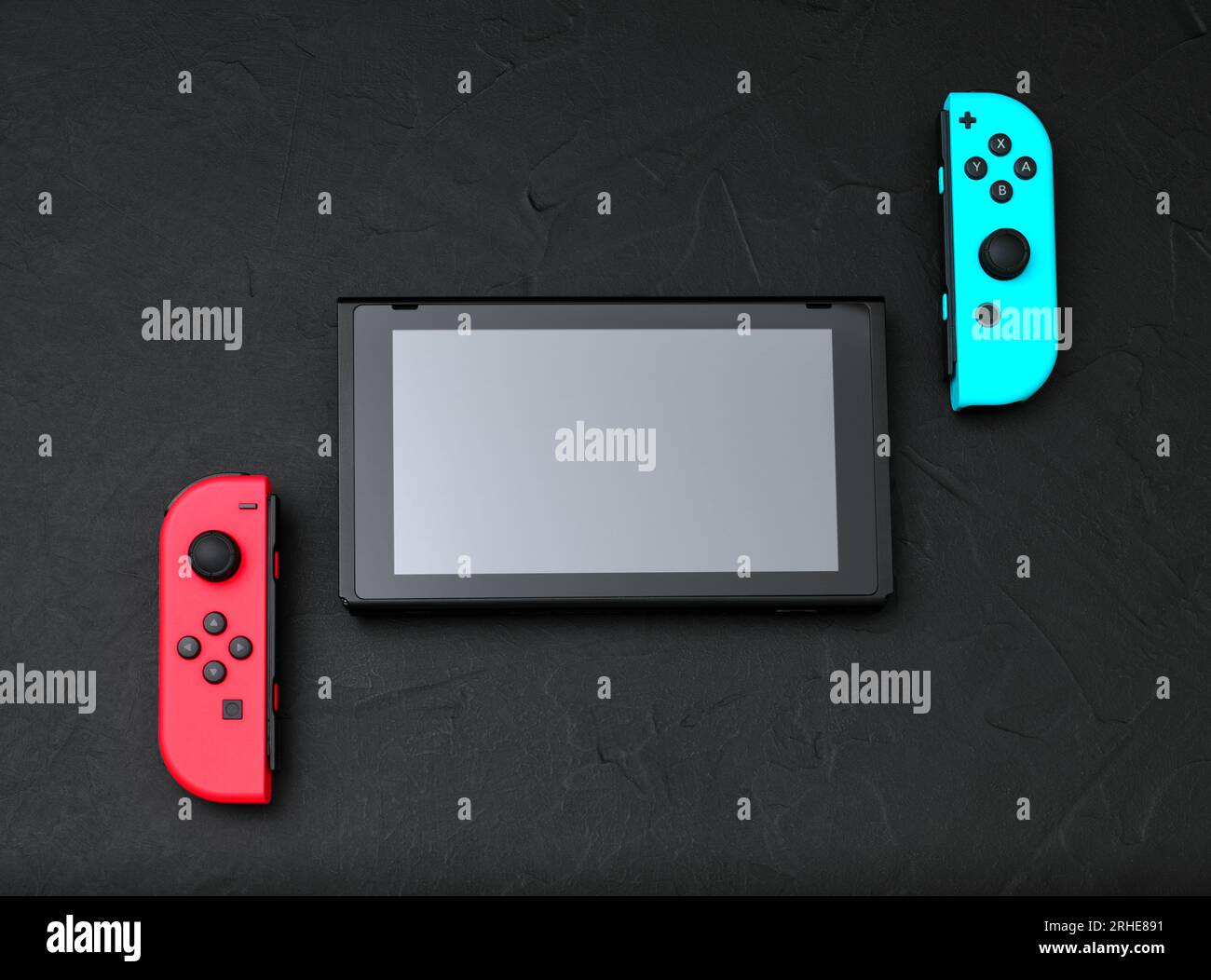 Kiev, Ucraina - 7 settembre 2022: Console Nintendo Switch su sfondo nero di cemento. Nintendo Switch è uno sviluppo di console di videogiochi ibride Foto Stock