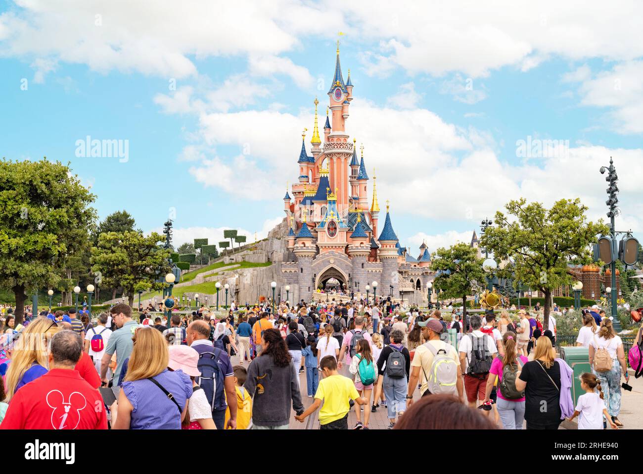 Visitatori di fronte al castello di Disneyland Paris, disneyland Main Street, Disneyland Paris France Europe Foto Stock