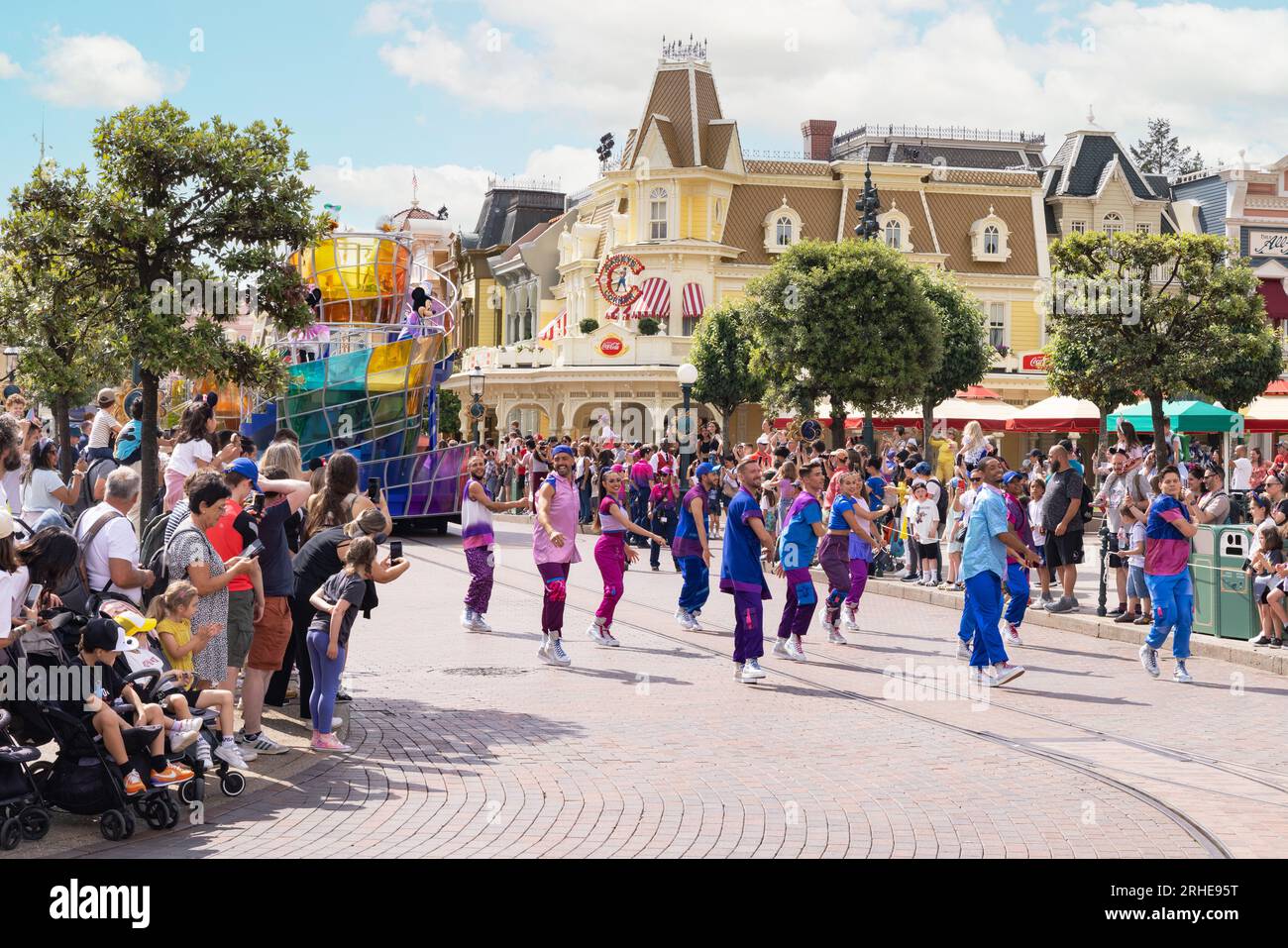 Parata di Disneyland Paris, con ballerini che ballano in Main Street, e visitatori che guardano la parata Disney, in estate; Francia Europa Foto Stock