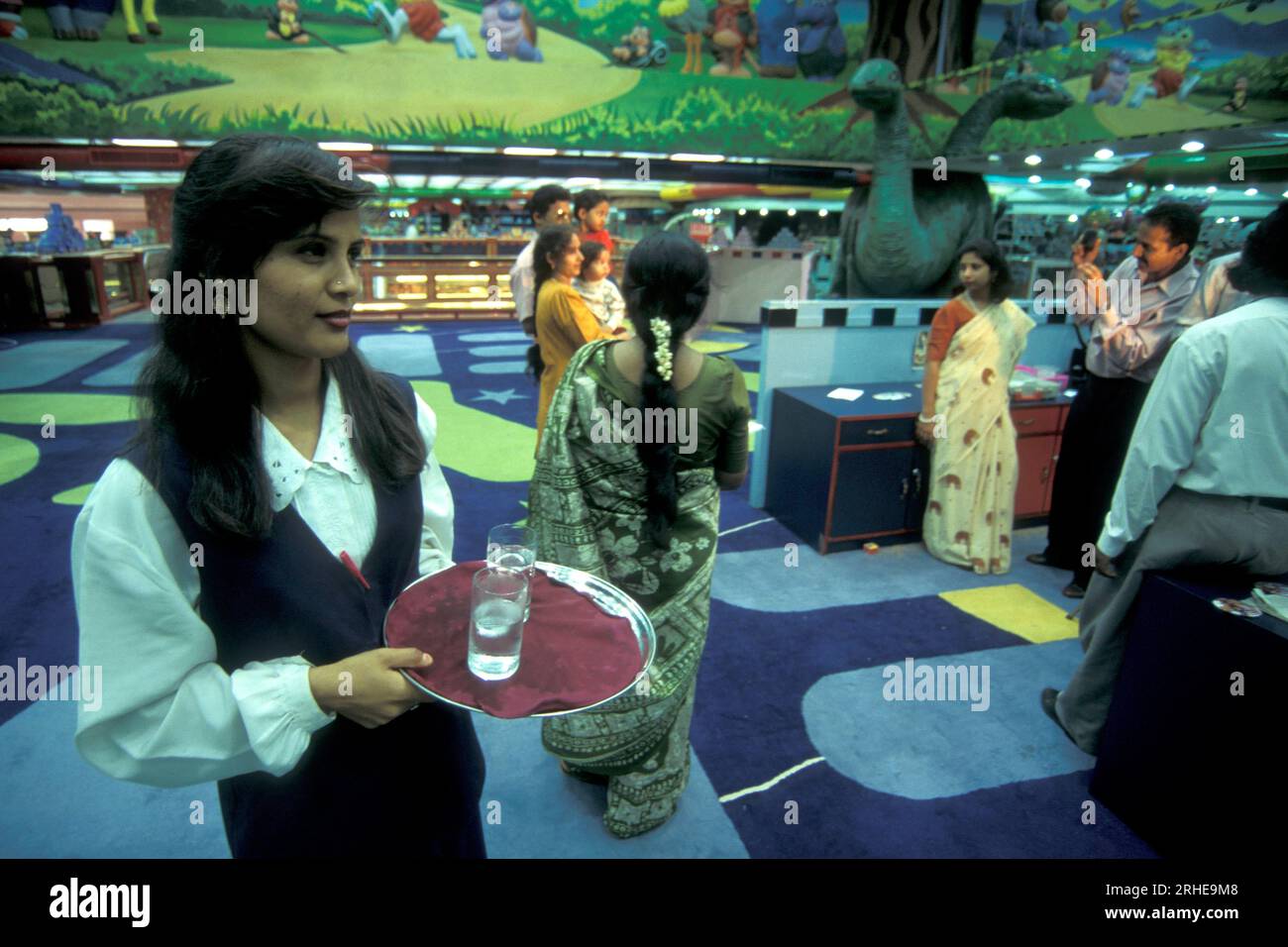 Bevande gratuite per i clienti all'interno del moderno centro commerciale Kemp Fort for Saree and Toys nella città di Bangalore, nella provincia del Karnataka, in India. IO Foto Stock