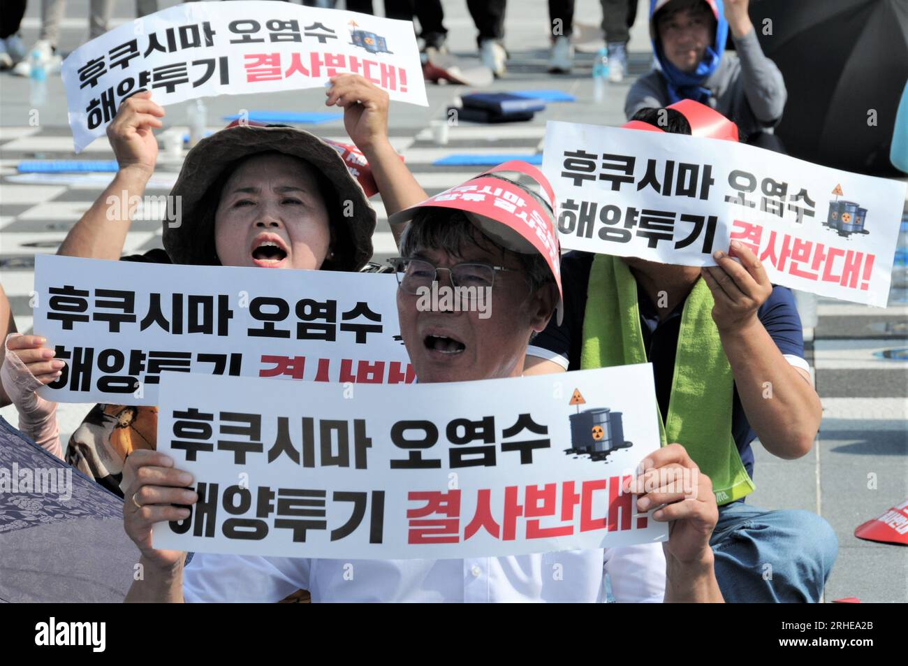 Goheung, Corea del Sud. 16 agosto 2023. I pescatori sudcoreani partecipano a una manifestazione per opporsi al previsto scarico del Giappone di acque reflue radioattive nell'oceano nella contea costiera meridionale di Goheung, Corea del Sud, 16 agosto 2023. Credito: Zhou Siyu/Xinhua/Alamy Live News Foto Stock