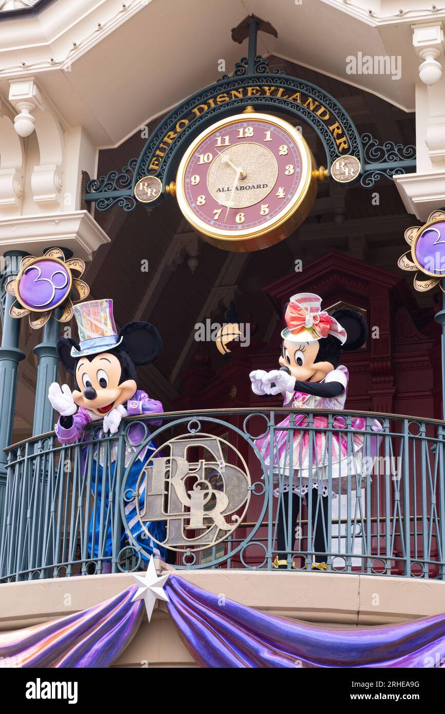Topolino e Minnie mouse all'ingresso di Disneyland Paris salutano i visitatori; Topolino e Minnie Disneyland Paris, Francia Europa Foto Stock