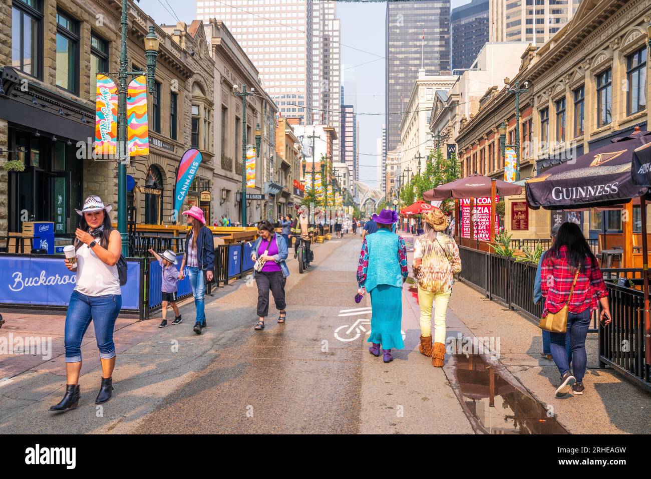 Stephen Avenue, Calgary Downtown Stampede Festival Banff National Park, Canadian Rockies, Alberta, Canada. Banff National Park, Alberta, Canada Foto Stock