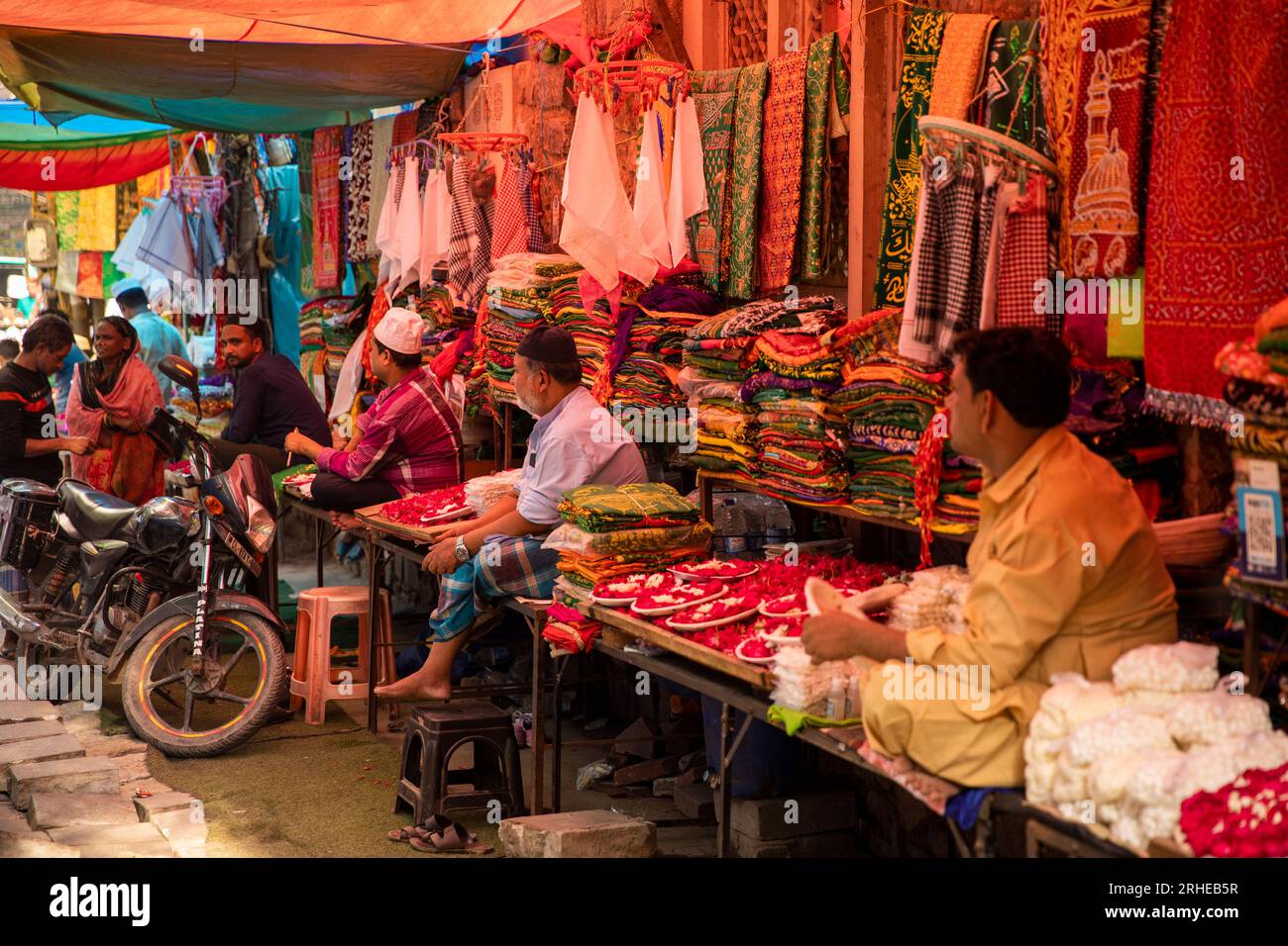 India, Delhi, Nizamuddin West, Dargah Nizamuddin Aulia, bancarelle con tessuti e fiori Foto Stock