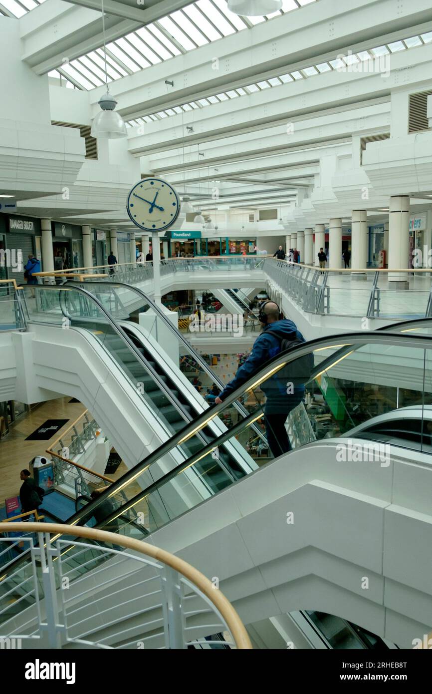 Scale mobili nel centro commerciale Galleries di Bristol, Regno Unito Foto Stock