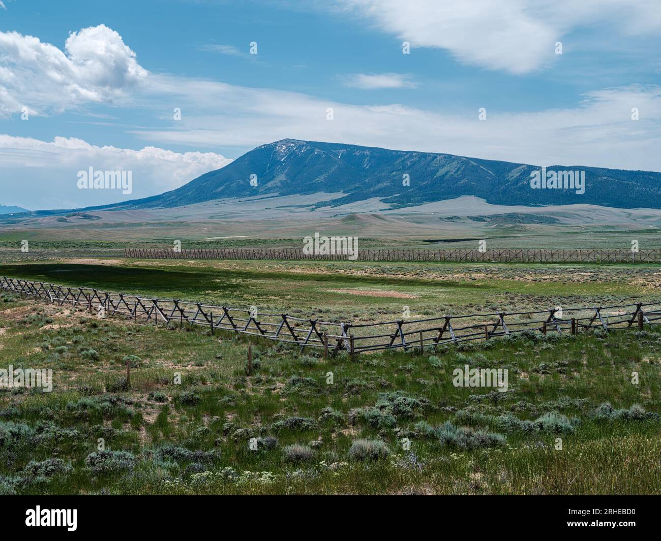 Ampie vedute di Elk Mountain e delle aree agricole in primo piano, Wyoming, America Foto Stock