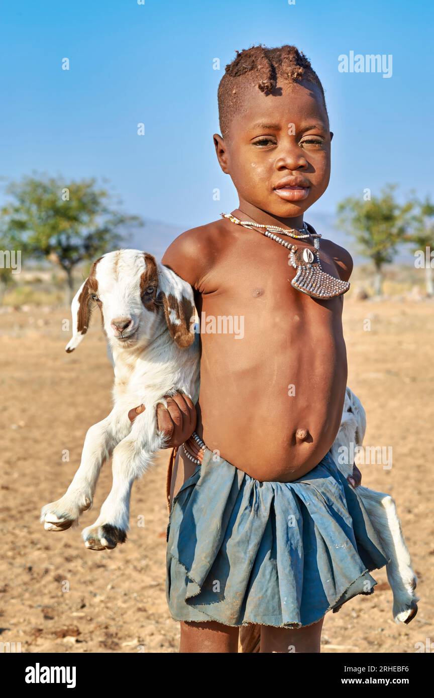 Namibia. La vita in un Himba Village. Regione di Kunene Foto Stock