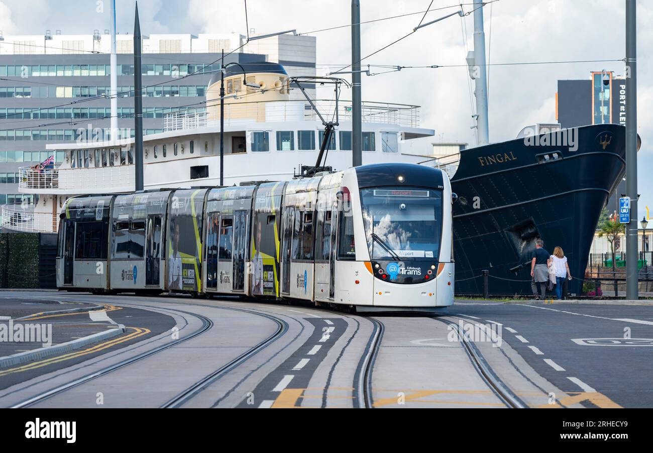 Tram di Edimburgo che corre su Ocean Drive con la nave dell'hotel Fingal a Leith, Edimburgo, Scozia, Regno Unito Foto Stock