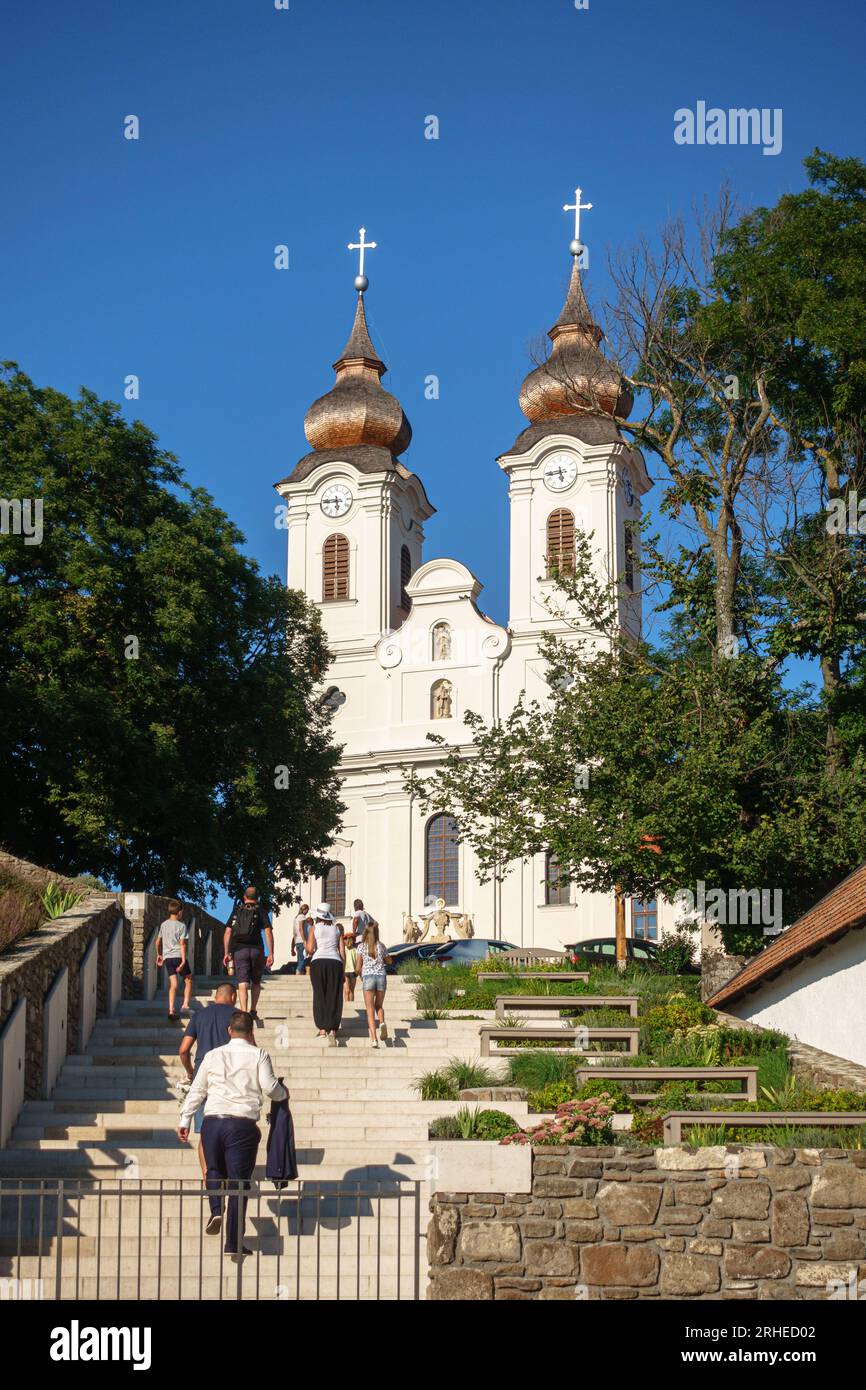Abbazia di Tihany in Ungheria con scalini che conducono alla chiesa Foto Stock