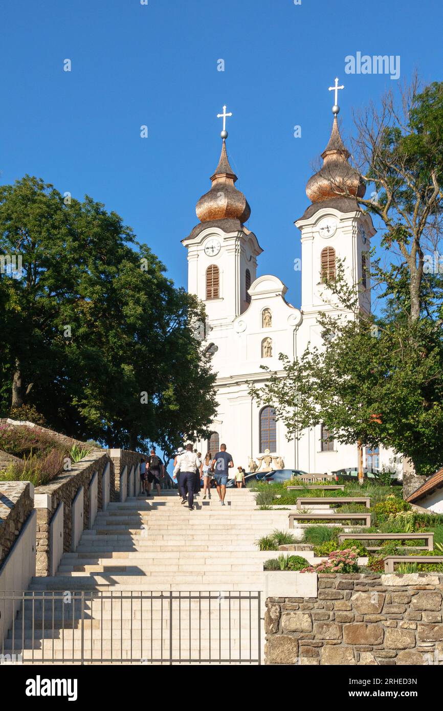 Abbazia di Tihany in Ungheria con scalini che conducono alla chiesa Foto Stock