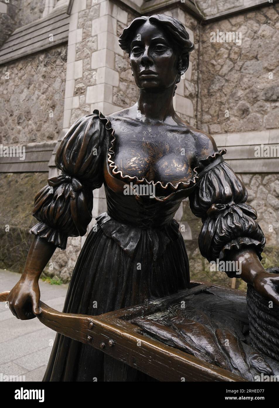 L'iconica statua di Molly Malone nel centro di Dublino dopo essere stata vandalizzata con vernice nera sul fronte. La statua della figura semi-storica e semi-leggendaria è una popolare destinazione turistica. Data foto: Mercoledì 16 agosto 2023. Foto Stock