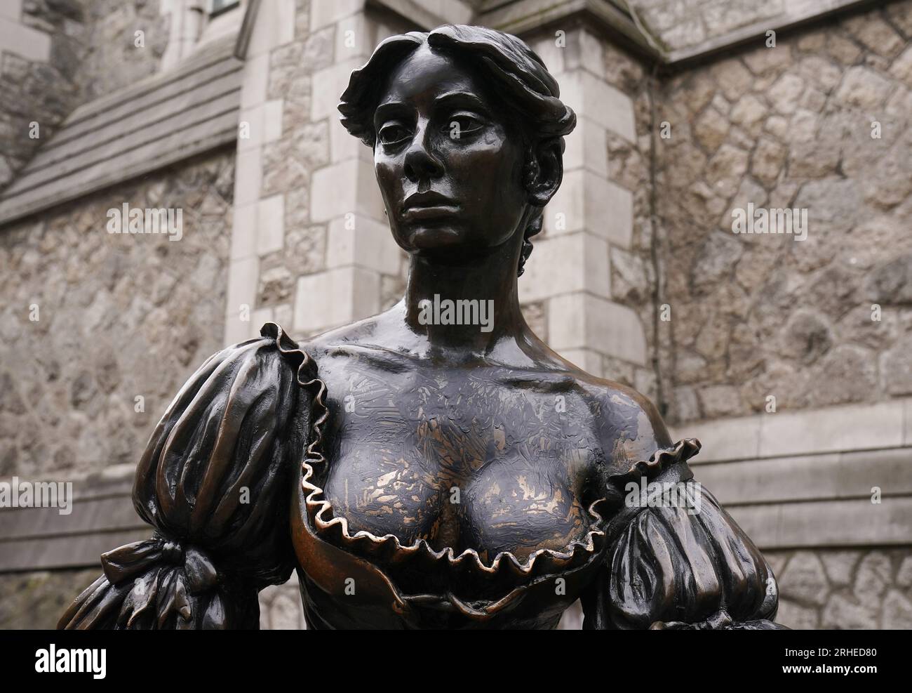 L'iconica statua di Molly Malone nel centro di Dublino dopo essere stata vandalizzata con vernice nera sul fronte. La statua della figura semi-storica e semi-leggendaria è una popolare destinazione turistica. Data foto: Mercoledì 16 agosto 2023. Foto Stock