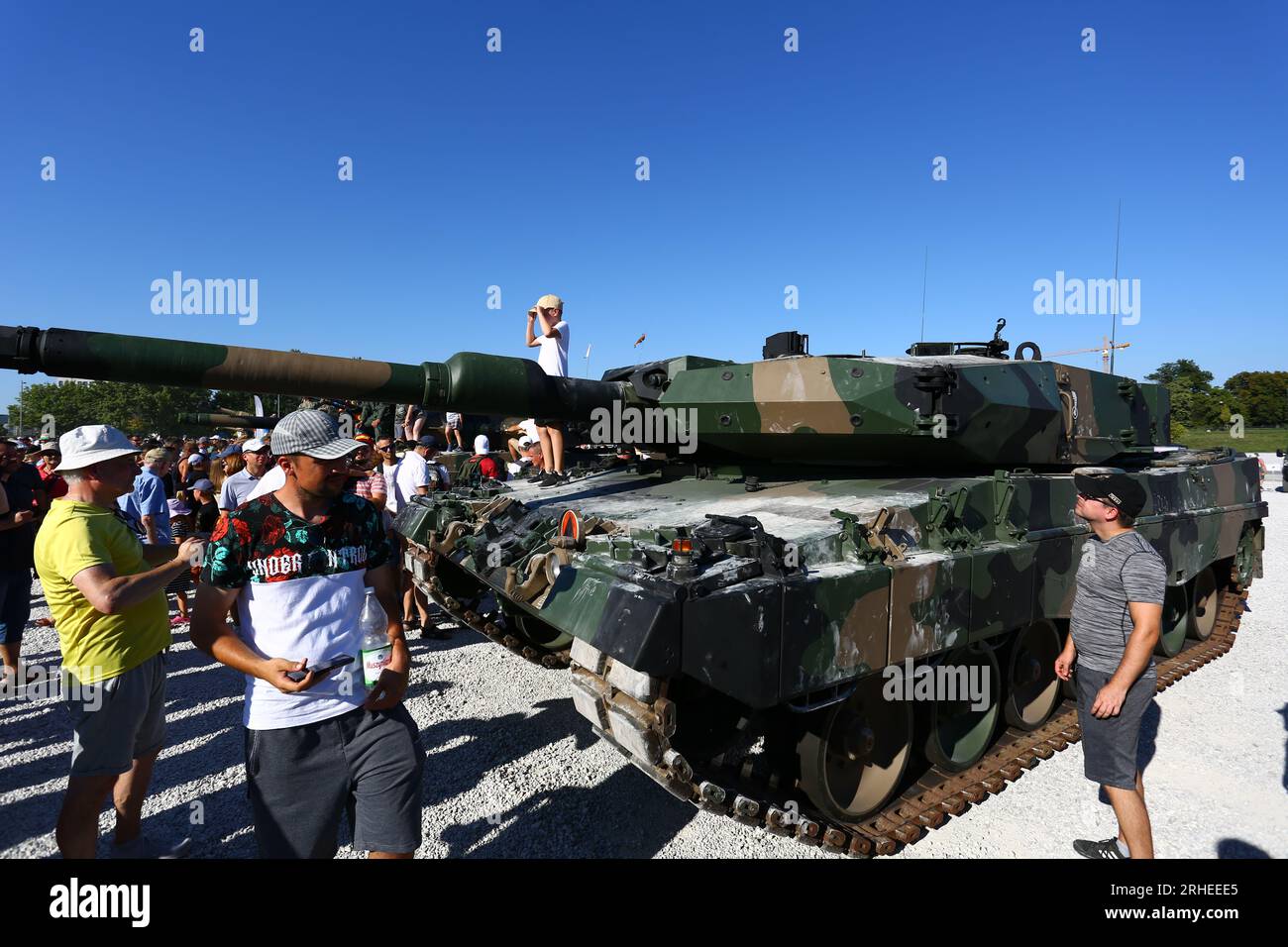 Varsavia, Polonia. 15 agosto 2023. Parata militare tenutasi il giorno di celebrazione dell'esercito polacco. Recenti macchinari militari, carri armati e aerei da guerra esposti. il presidente polacco Duda guida la cerimonia. (Foto di Jakob Ratz/Pacific Press) credito: Pacific Press Media Production Corp./Alamy Live News Foto Stock